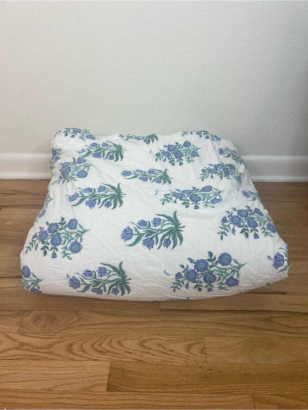 Roller Rabbit Barn Teen White Floral Comforter Blue-Green Bouquet Queen/Full